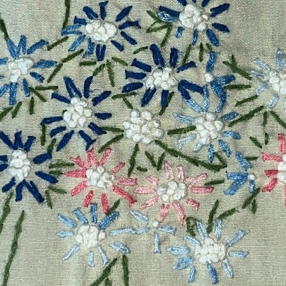 Hand Embroidered Scalloped Edge XL 57" X 100" Tablecloth Floral Pattern Linens - Picture 8 of 16